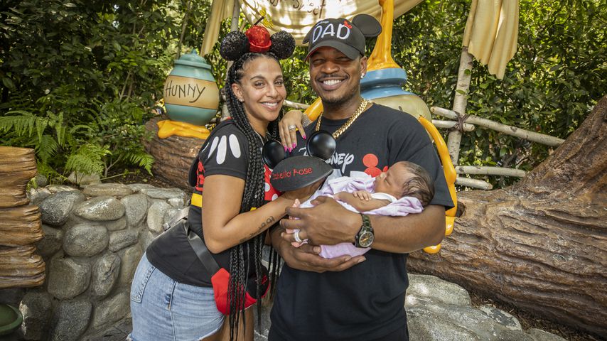 Ne-Yo, Crystal Renay und ihre Tochter Isabella Rose im Disneyland
