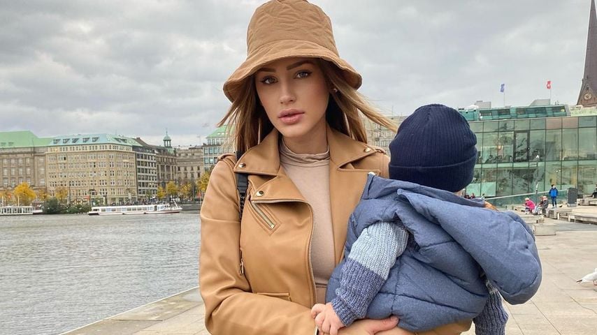 Ex-GNTM-Kandidatin Neele Bronst mit ihrem Sohn