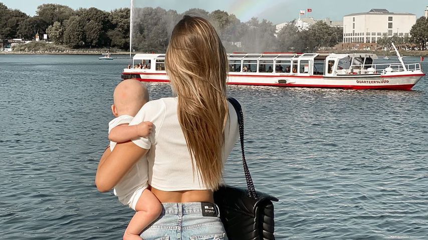 Neele Bronst und ihr Sohn im August 2021