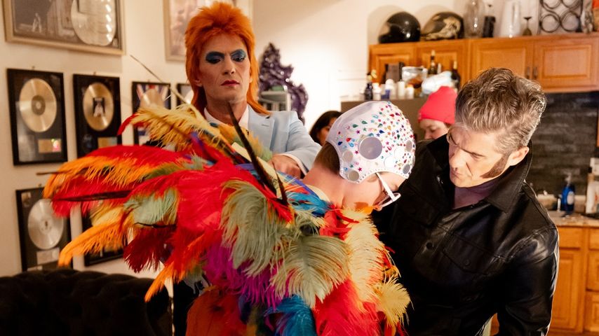 Neil Patrick Harris, David Burtka und ihr Sohn Gideon als David Bowie, Elton John und Elvis Presley