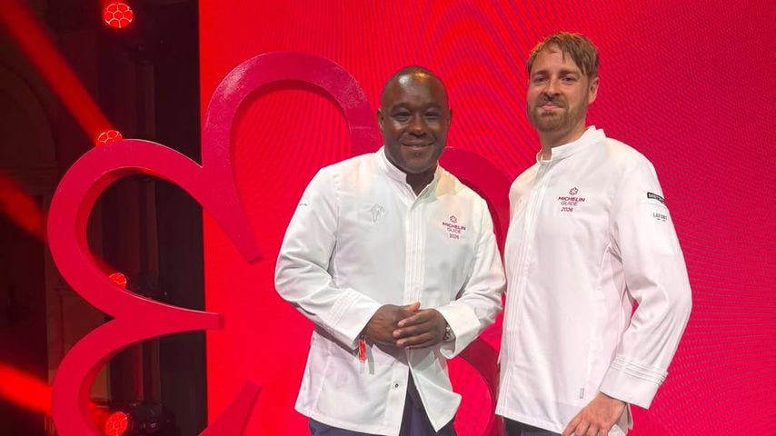 Nelson Müller feiert mit Küchenchef Erik Schmitz Rückkehr seines Michelin-Sterns für sein Restaurant "Schote" in der Diepeschrather Mühle.