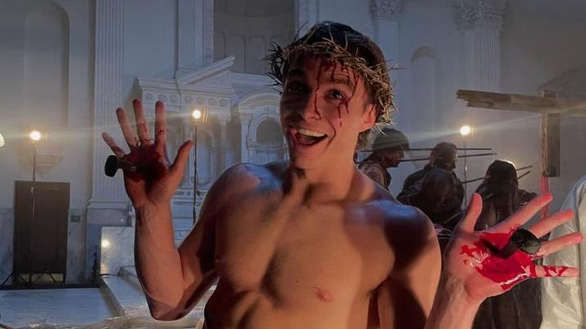 Nicholas Alexander Chavez am Set von "Grotesquerie", 2024
