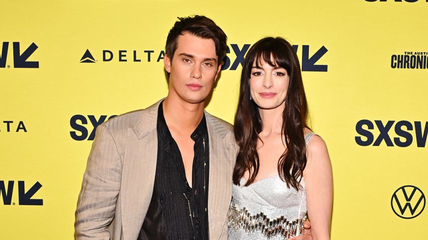 Nicholas Galitzine und Anne Hathaway im März 2024