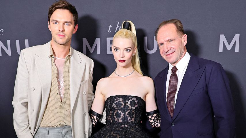 Nicholas Hoult, Anya Taylor-Joy und Ralph Fiennes bei der New Yorker Premiere von "The Menu"