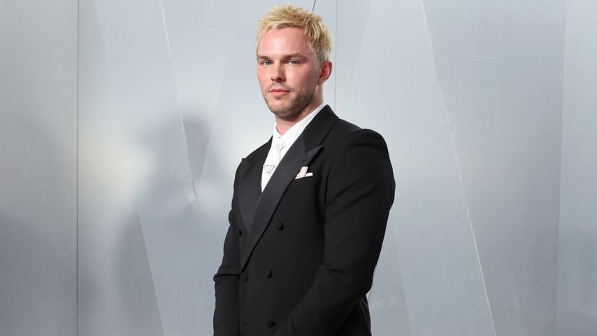 Neuer Look: Nicholas Hoult mit blondiertem Haar bei Oscars