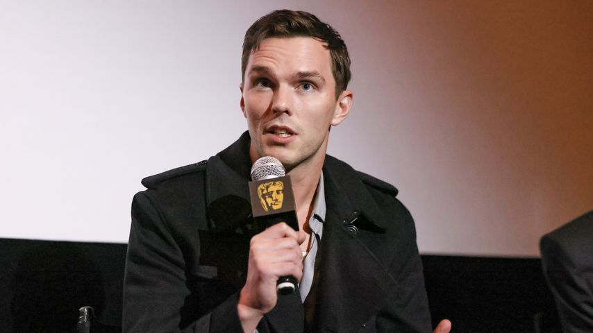 Nicholas Hoult bekam "Nosferatu"-Penis-Prothese geschenkt
