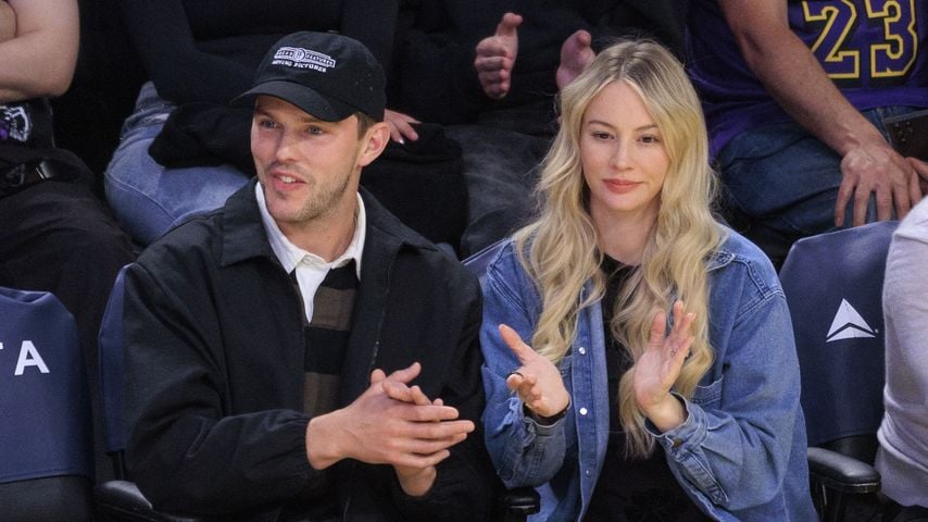 Nicholas Hoult und seine Frau strahlen bei NBA-Spiel in L.A.