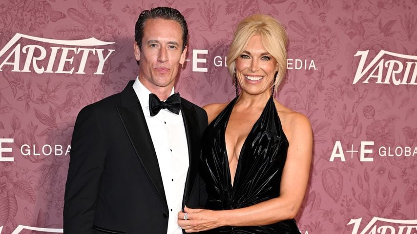 Hannah Waddingham strahlt auf dem roten Teppich mit Freund