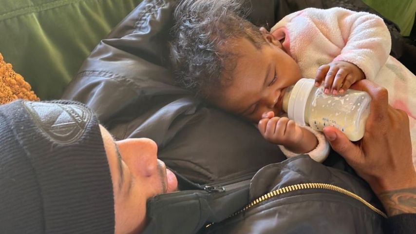 Nick Cannon füttert Tochter Onyx