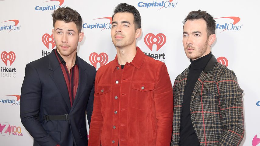 Joe Jonas tanzt auf Pumps und im Body!