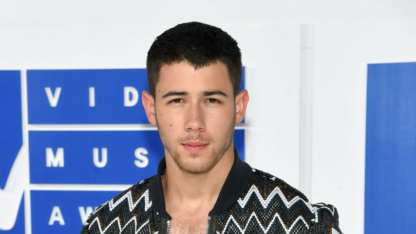 Aufgetaut & geköpft: Nick Jonas futtert Vogel in der Wildnis