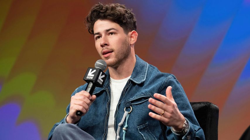 Nick Jonas kämpft mit dem Spielzeug seiner Tochter Malti