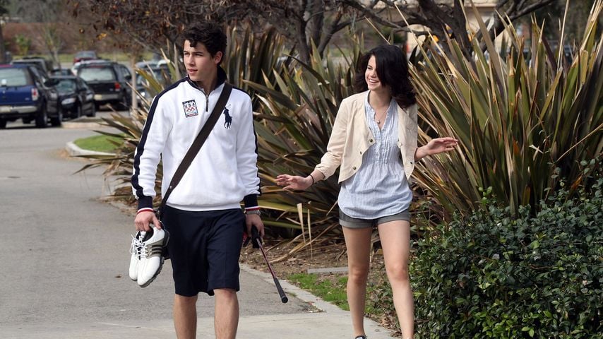 Nick Jonas und Selena Gomez unterwegs zum Golfplatz in Los Angeles, 21. Februar 2010