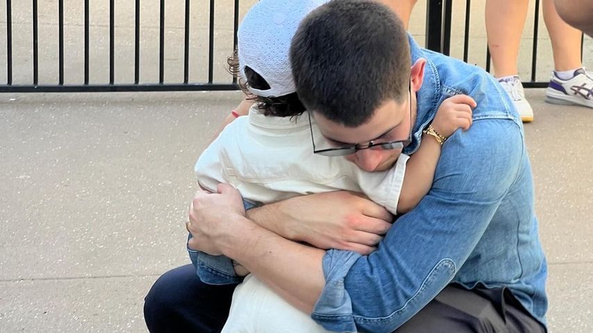 Nick Jonas umarmt seine Tochter Malti