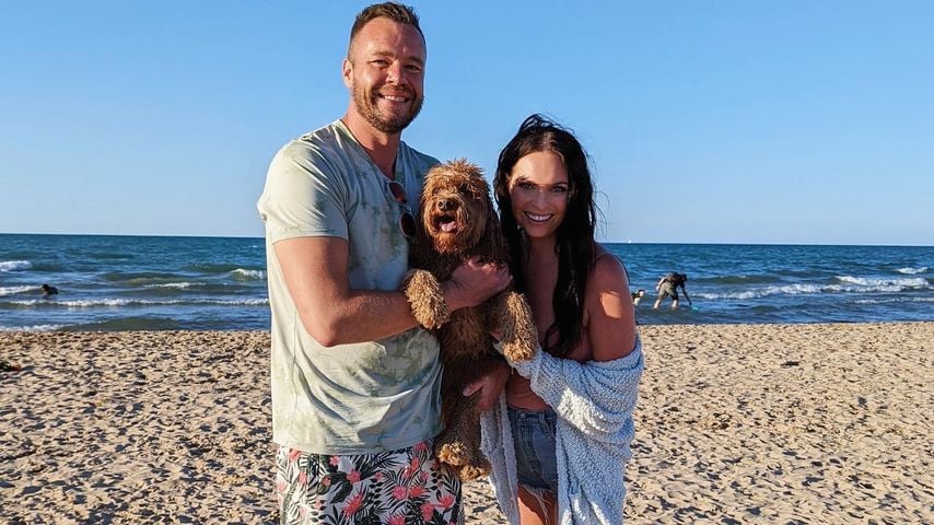 Nick Thompson und Danielle Ruhl mit ihrem Hund