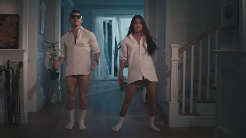 Nick und Priyanka Jonas in "What A Man Gotta Do"