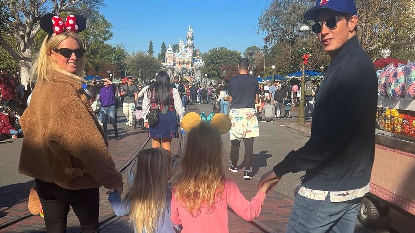 Nicky Hilton mit ihrer Familie im Disneyland