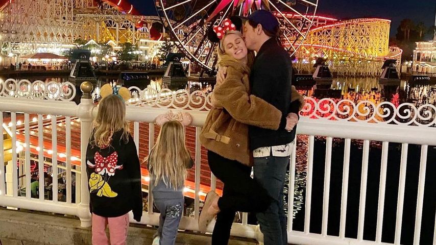 Nicky Hilton mit ihrer Familie im Disneyland