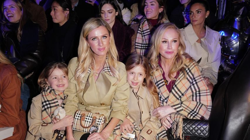 Nicky Hilton und Kathy Hilton bei der Enthüllung der festlichen Bloomingdale’s-Schaufenster mit Partner Burberry in New York