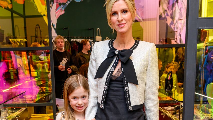 Nicky Hilton und ihre Tochter besuchen Modenschau für Hunde!