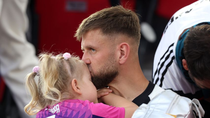 Niclas Füllkrug mit seiner Tochter Emilia