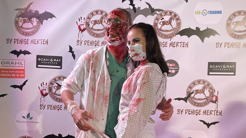 Nico Schwanz mit unbekannter Frau bei der Halloween-Party von Denise Merten