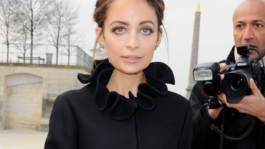 Au weh, Nicole Richie schockiert mit grauen Haaren