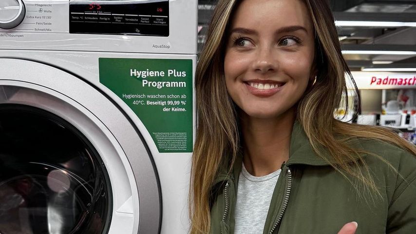 Nicola Cavanis beim Kauf ihrer Waschmaschine, Instagram, 2024
