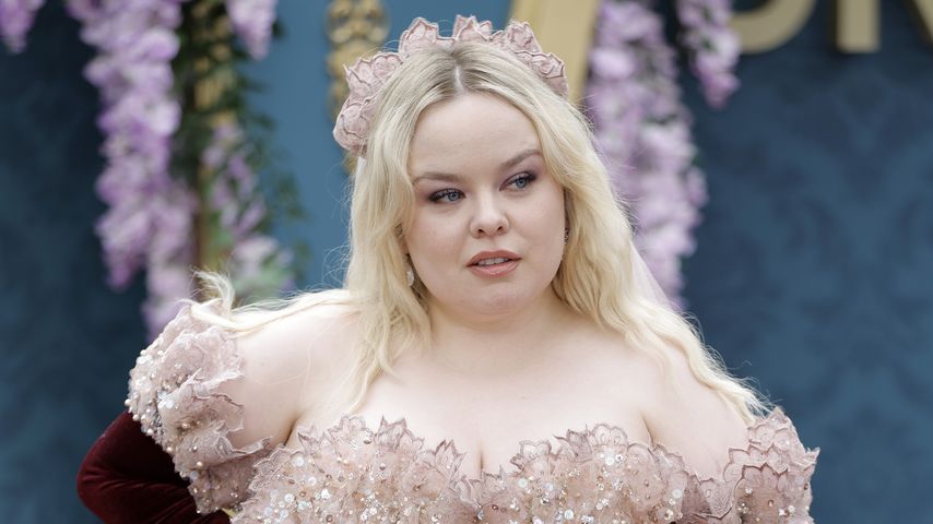 Sexy! Nicola Coughlan modelt für Kim Kardashians Shapewear