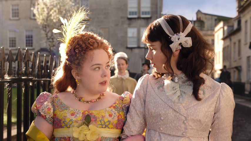 Nicola Coughlan und Claudia Jessie in "Bridgerton"