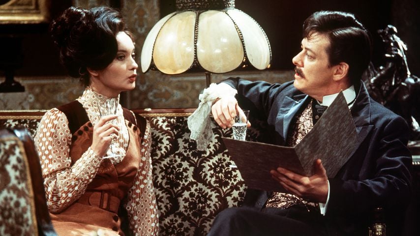 Nicola Pagett und Donald Burton in "Das Haus am Eaton Place"