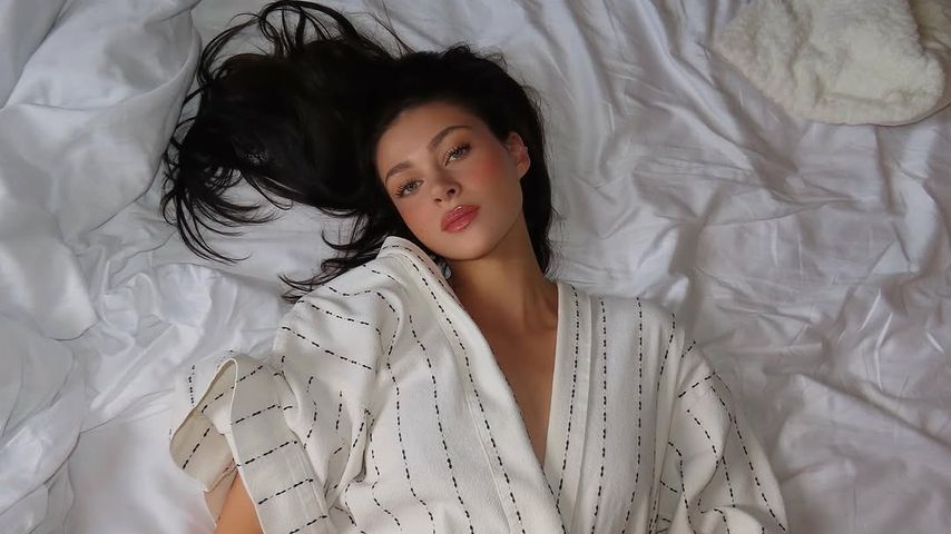 Nicola Peltz-Beckham posiert im Bett für Instagram