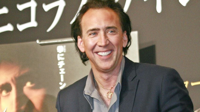 Nicolas Cage präsentiert ein "Ghost Rider"-Figurenset bei einer Pressekonferenz in Tokio, 21. Februar 2007
