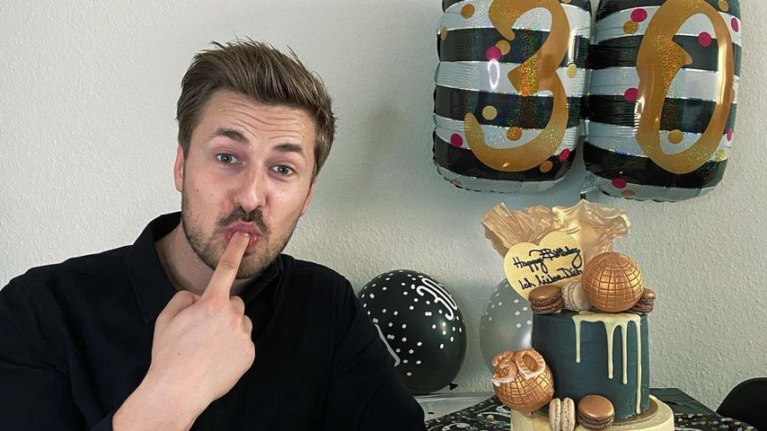 Nicolas Puschmann neben seiner Torte zum 30. Geburtstag