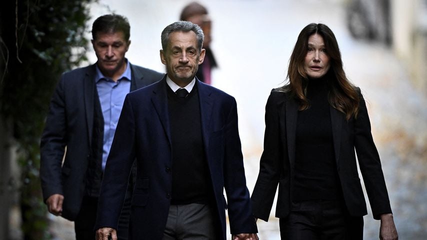 Nicolas Sarkozy verlässt gemeinsam mit Carla Bruni-Sarkozy seine Pariser Wohnung, 2025
