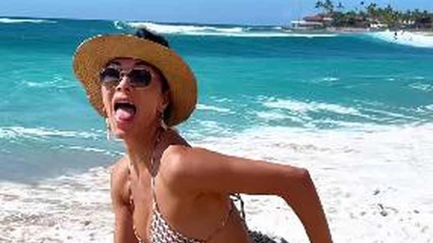 Nicole Scherzinger tanzt im Bikini am Strand von Hawaii