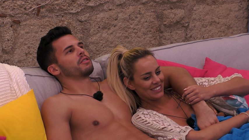 Die "Love Island"-Teilnehmer Nicole und Dennis
