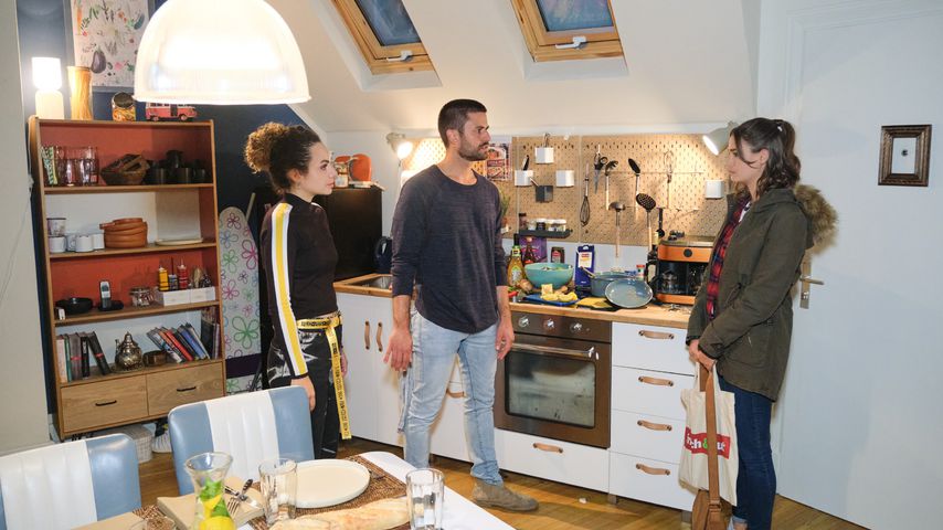 Nika (Isabelle Geiss), Paco (Miloš Vuković) und Leni (Josephine Becker) bei "Unter uns"