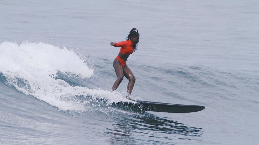 Nikeata Thompson auf einem Surfboard
