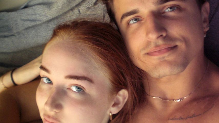 Nikita Kuzmin kuschelt mit Freundin Lauren Jaine im Bett