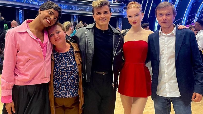 Nikita Kuzmin mit seiner Familie und Freundin Lauren Jaine