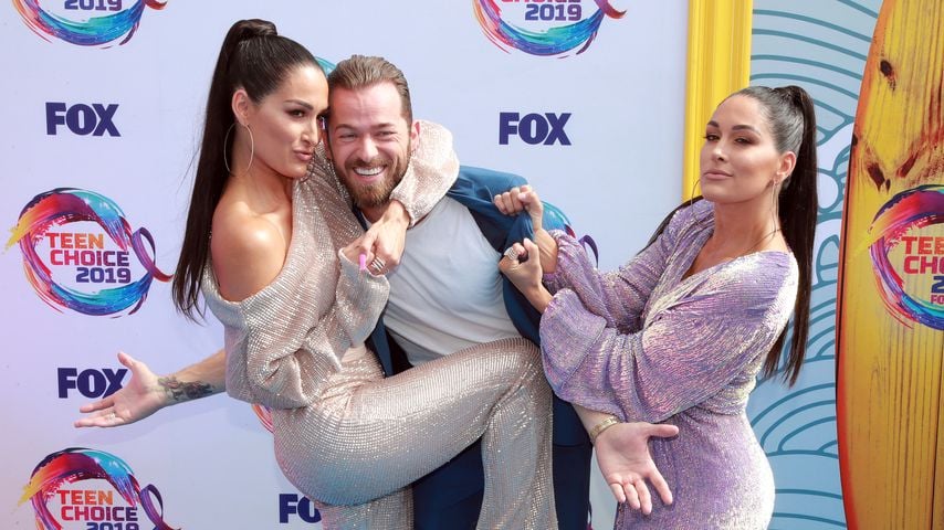 Nikki Bella, Artem Chigvintsev und Brie Bella bei den Teen Choice Awards in L.A. im August 2019