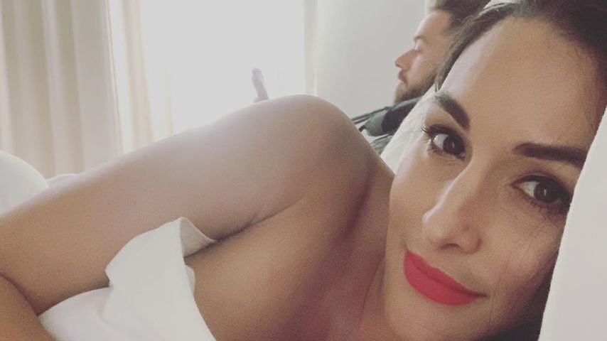 Schwangere Bett-Probleme: Nikki Bella macht sich's selbst!