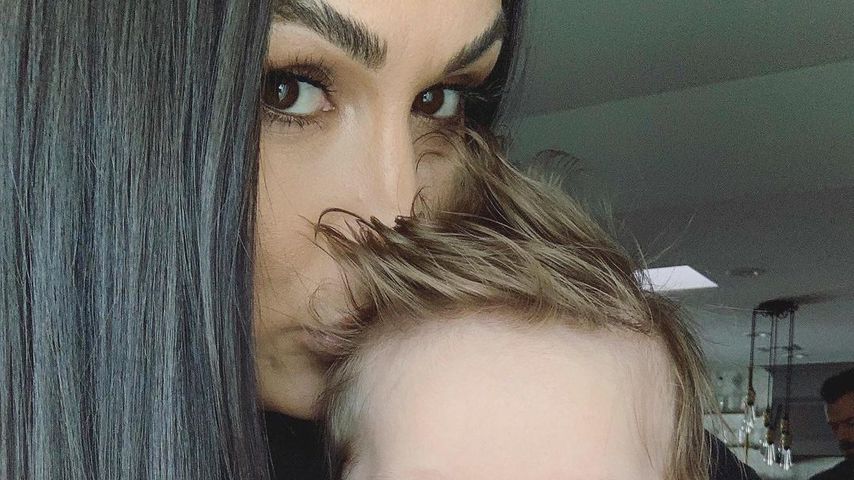 Nikki Bella mit ihrem Sohn Matteo
