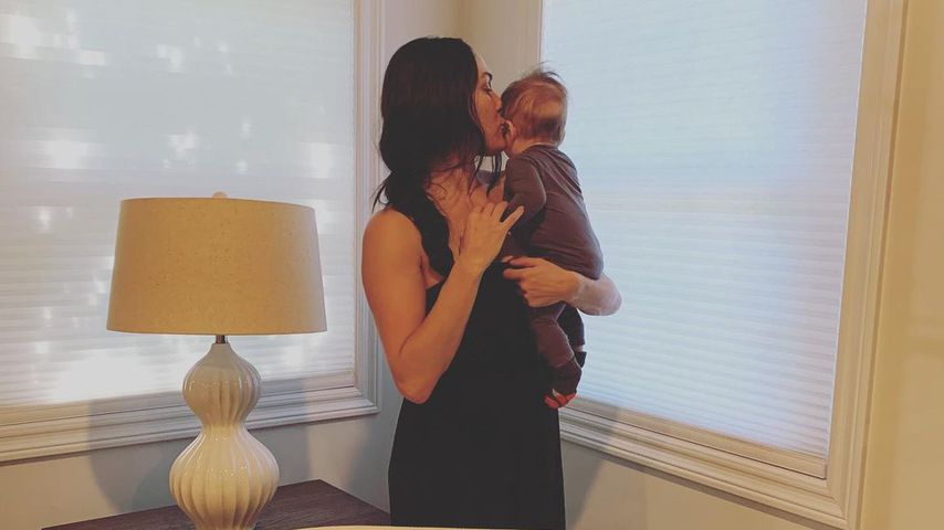 Nikki Bella mit ihrem Sohn Matteo im November 2020