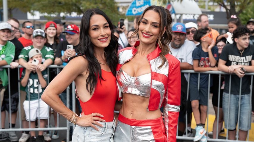 Nikki Bella und Brie Bella bei SiriusXMs Live-Übertragung von Pro Wrestling Nation zum WWE SummerSlam in New York City