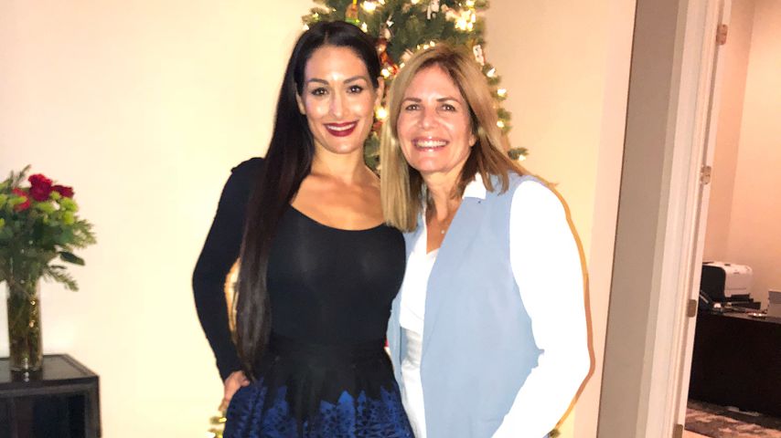 Nikki Bella und ihre Mutter Kathy im Dezember 2017