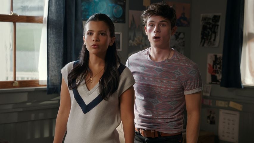 Nikki Rodriguez als Jackie und Ashby Gentry als Alex in "Ich und die Walter Boys", Staffel 2