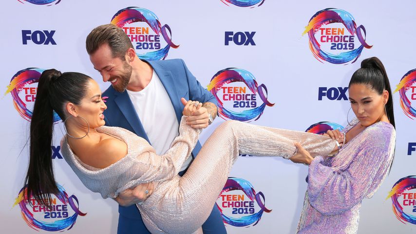 Nikki und Brie Bella mit Artem Chigvintsev, August 2019