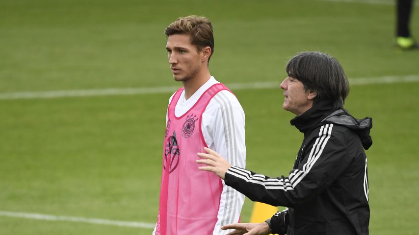 Niklas Stark und Joachim Löw beim DFB-Training